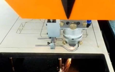 激光刀模加工中.jpg 激光刀模加工中.jpg